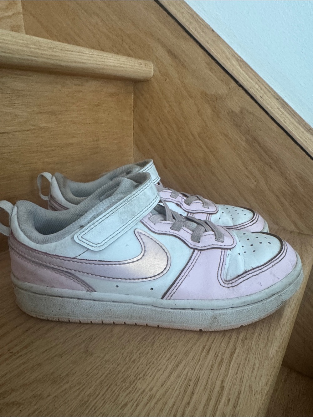 Nike Kids White and Light Pink Velcro Low-Top Sneakers